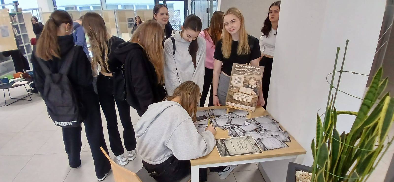 Młodzież zauroczona „Facebookiem czasów PRL”