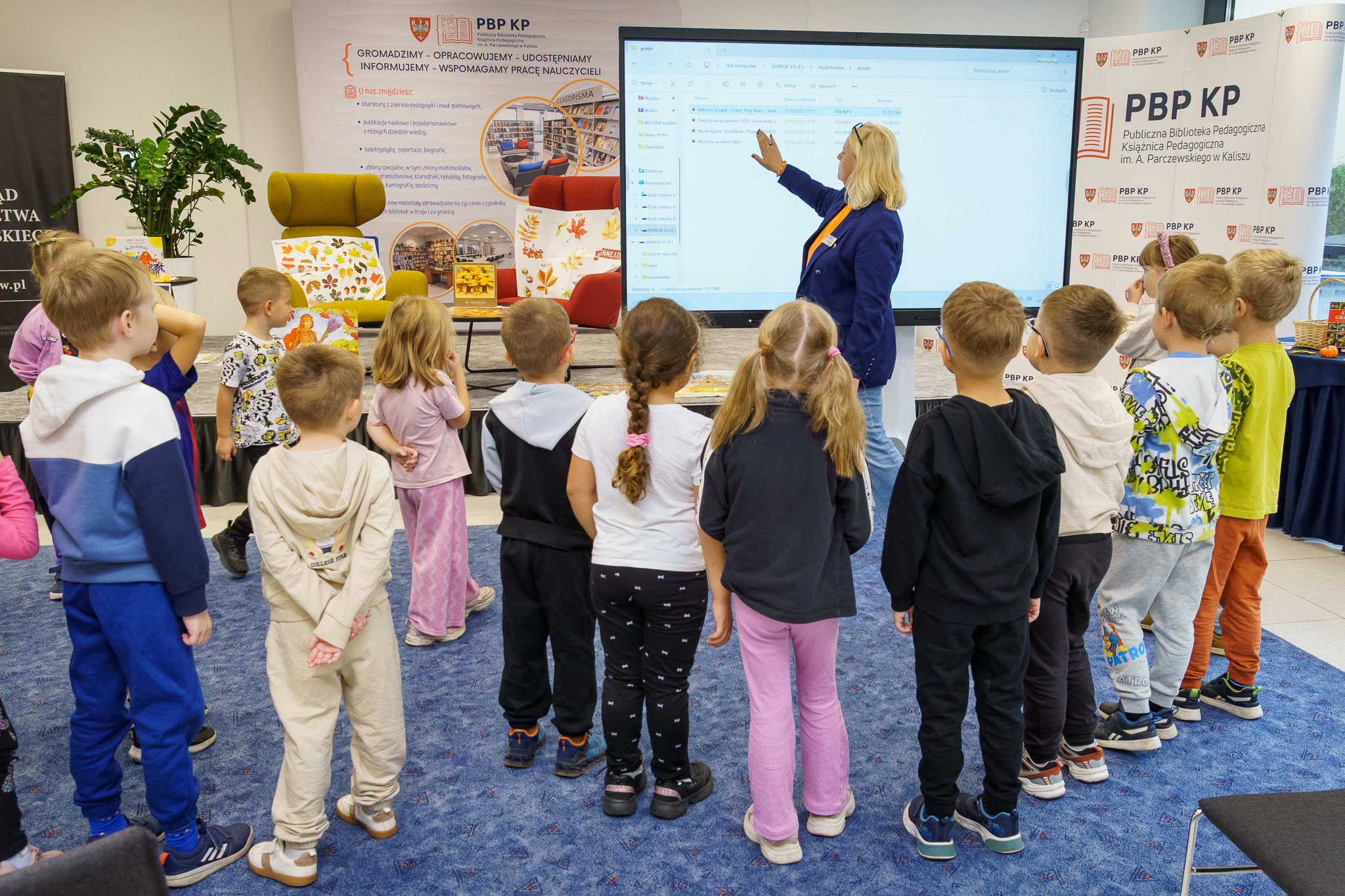 Pierwsze zajęcia z projektu edukacyjno-czytelniczego Cztery pory roku.